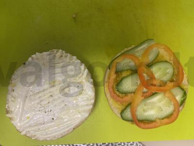 Hamburgeris su karčiu ir vištienos kotletu ant bandelės Žingsnis 3