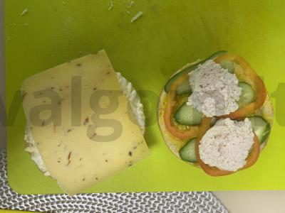 Hamburgeris su karčiu ir vištienos kotletu ant bandelės Žingsnis 4