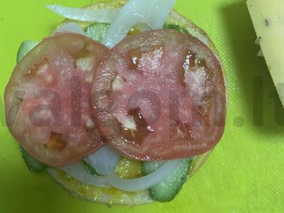 Hamburgeris su karčiu ir vištienos kotletu ant bandelės Žingsnis 5