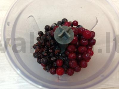 Spanguolių ir juodųjų serbentų gėrimas su cukrumi Žingsnis 1