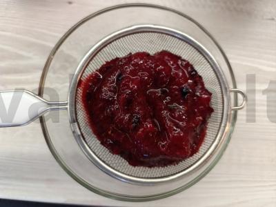 Spanguolių ir juodųjų serbentų gėrimas su cukrumi Žingsnis 2