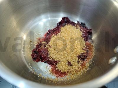 Spanguolių ir juodųjų serbentų gėrimas su cukrumi Žingsnis 3