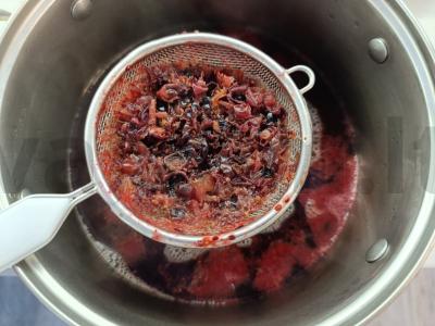 Spanguolių ir juodųjų serbentų gėrimas su cukrumi Žingsnis 6