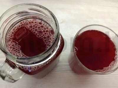 Spanguolių ir juodųjų serbentų gėrimas su cukrumi pagrindine nuotrauka