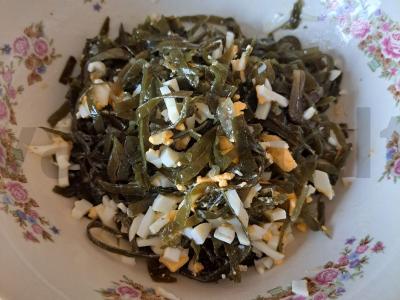 Jūros kopūstų salotos su kiaušiniais pagrindine nuotrauka