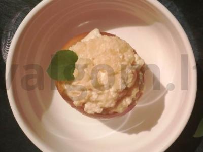 Keptas obuolys su varške desertui pagrindine nuotrauka