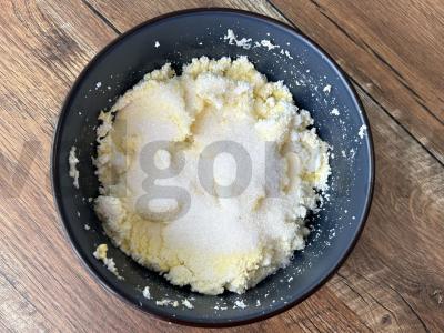 Švelnūs varškėčiai su manų kruopomis Žingsnis 3