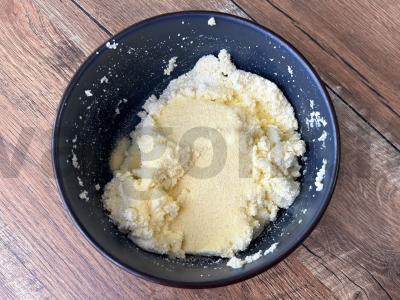 Švelnūs varškėčiai su manų kruopomis Žingsnis 4