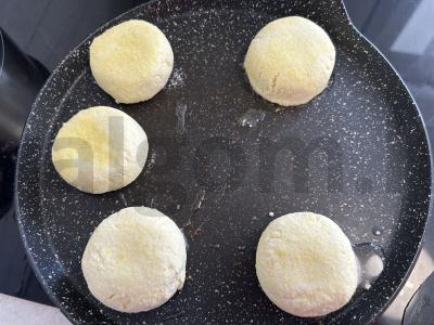 Švelnūs varškėčiai su manų kruopomis Žingsnis 11