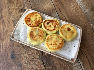 Švelnūs varškėčiai su manų kruopomis pagrindine nuotrauka