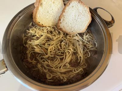 Skani makaronai su troškiniu pagrindine nuotrauka