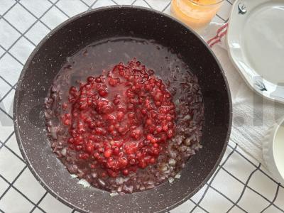 Vištienos blauzdelės su spanguolių padažu Žingsnis 8