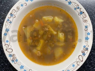 Žaliosios lęšiai ir pomidorų pasta sriuba pagrindine nuotrauka