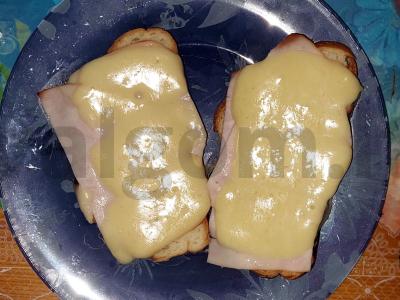 Karšti sumuštiniai su kumpiu pusryčiams pagrindine nuotrauka