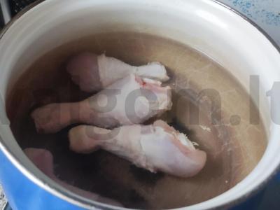 Vištienos sriuba su makaronais ir daržovėmis Žingsnis 1