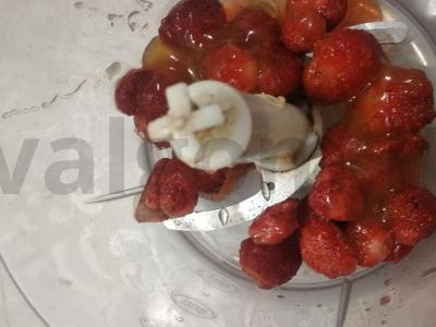 Braškinių kokteilis su medumi ant kefyro Žingsnis 1