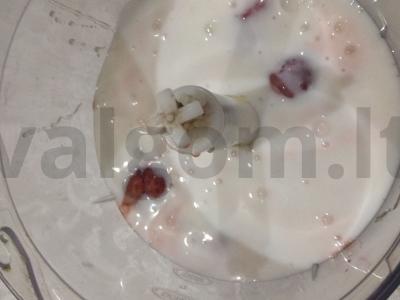 Braškinių kokteilis su medumi ant kefyro Žingsnis 2