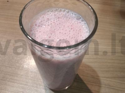 Braškinių kokteilis su medumi ant kefyro pagrindine nuotrauka