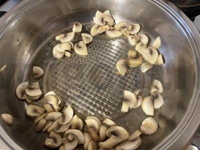 Kvapni makaronai su grybais grietinėlės padaže Žingsnis 7