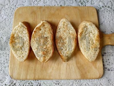 Ruginiai skrebučiai su burokėliais ir pesto padažu Žingsnis 1