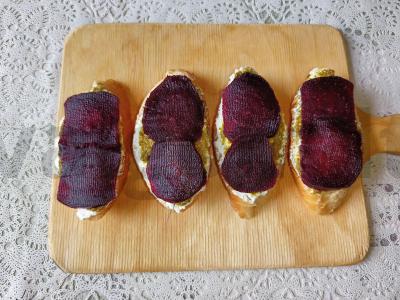 Ruginiai skrebučiai su burokėliais ir pesto padažu Žingsnis 4