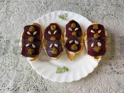 Ruginiai skrebučiai su burokėliais ir pesto padažu pagrindine nuotrauka