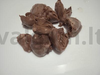 Salotas „Donkų“ su virtais vištienos širdelėmis Žingsnis 1