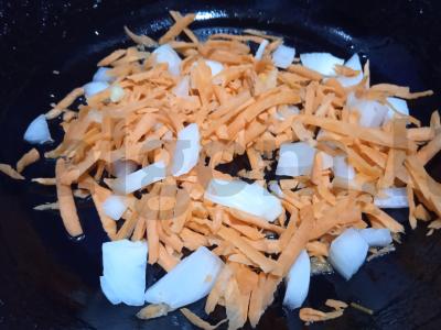 Salotas „Donkų“ su virtais vištienos širdelėmis Žingsnis 4