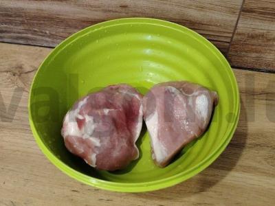 Kiauliena orkaitėje po folija Žingsnis 1