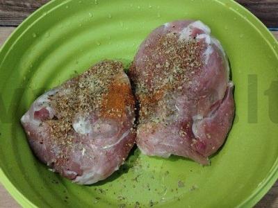 Kiauliena orkaitėje po folija Žingsnis 2