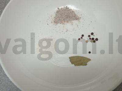 Šprotas aštriame marinate Žingsnis 1