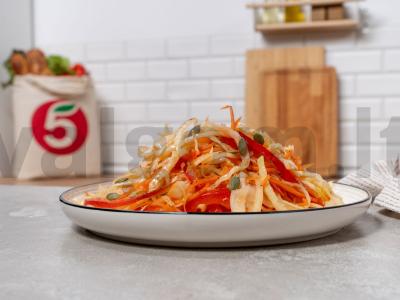 Šviežių daržovių salotos pagrindine nuotrauka