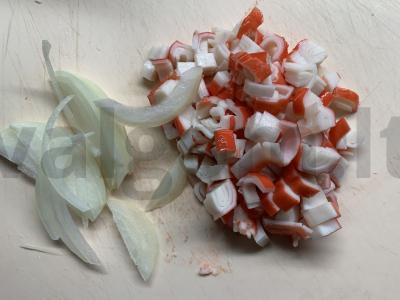 Kopūstų, krabų lazdelėmis ir agurkais salotas Žingsnis 1