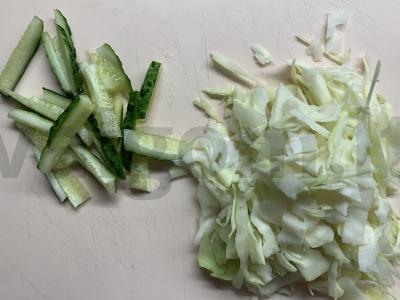 Kopūstų, krabų lazdelėmis ir agurkais salotas Žingsnis 2