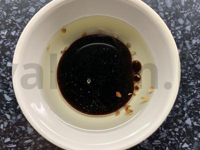 Kopūstų, krabų lazdelėmis ir agurkais salotas Žingsnis 3