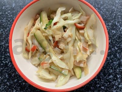 Kopūstų, krabų lazdelėmis ir agurkais salotas pagrindine nuotrauka