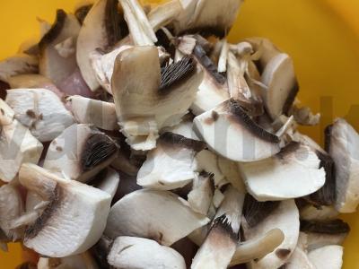 Grybai ir vištienos krūtinėlė grietinėlės padaže Žingsnis 2