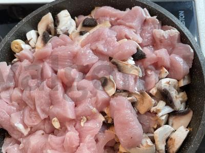 Grybai ir vištienos krūtinėlė grietinėlės padaže Žingsnis 5