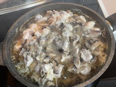 Grybai ir vištienos krūtinėlė grietinėlės padaže Žingsnis 6