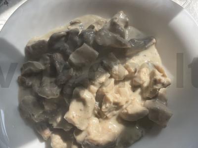 Grybai ir vištienos krūtinėlė grietinėlės padaže pagrindine nuotrauka