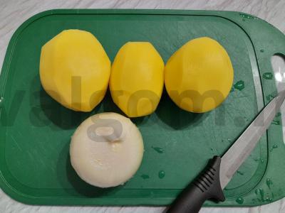 Kepta bulvė su grietine lėtoje viryklėje Žingsnis 1