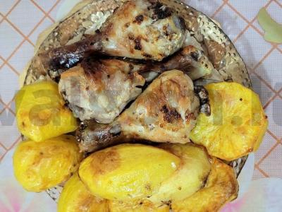 Rudai vištienos blauzdos majoneze ir prancūziškoje garstyčioje su bulvėmis pagrindine nuotrauka