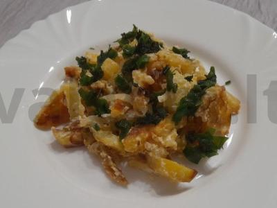 Kepta bulvė su grietine lėtoje viryklėje pagrindine nuotrauka