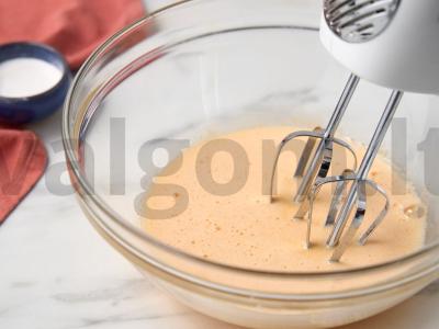 Biskvitinis pyragas su vyšniomis Žingsnis 1