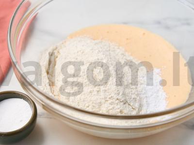 Biskvitinis pyragas su vyšniomis Žingsnis 2