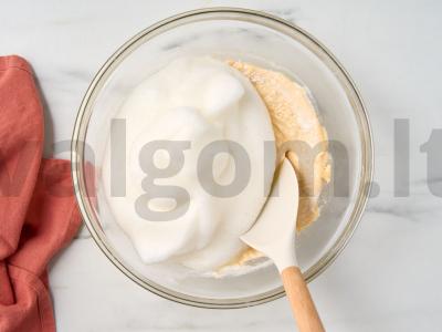 Biskvitinis pyragas su vyšniomis Žingsnis 3