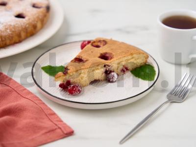 Biskvitinis pyragas su vyšniomis pagrindine nuotrauka