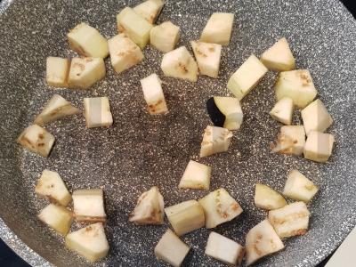 Salotas su kepta baklažanu ir pomidoru Žingsnis 1