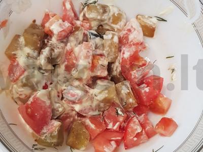 Salotas su kepta baklažanu ir pomidoru pagrindine nuotrauka