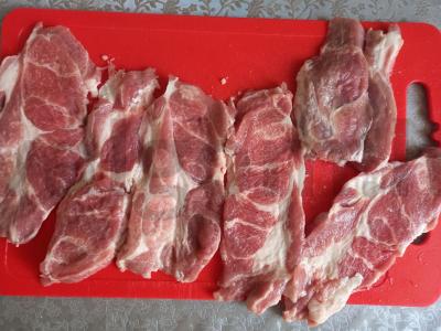 Kiaulienos kotletai su džiūvėsėliais Žingsnis 1